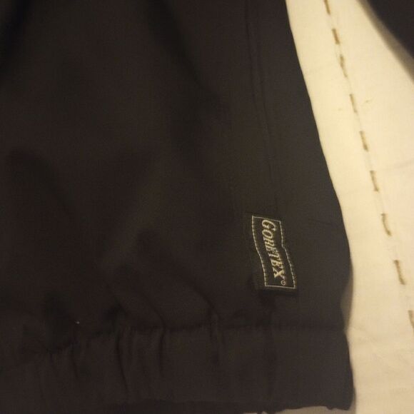 Vintage Asics Gore Tex windbreaker jacket with front zipper and pockets - Picture 6 of 8